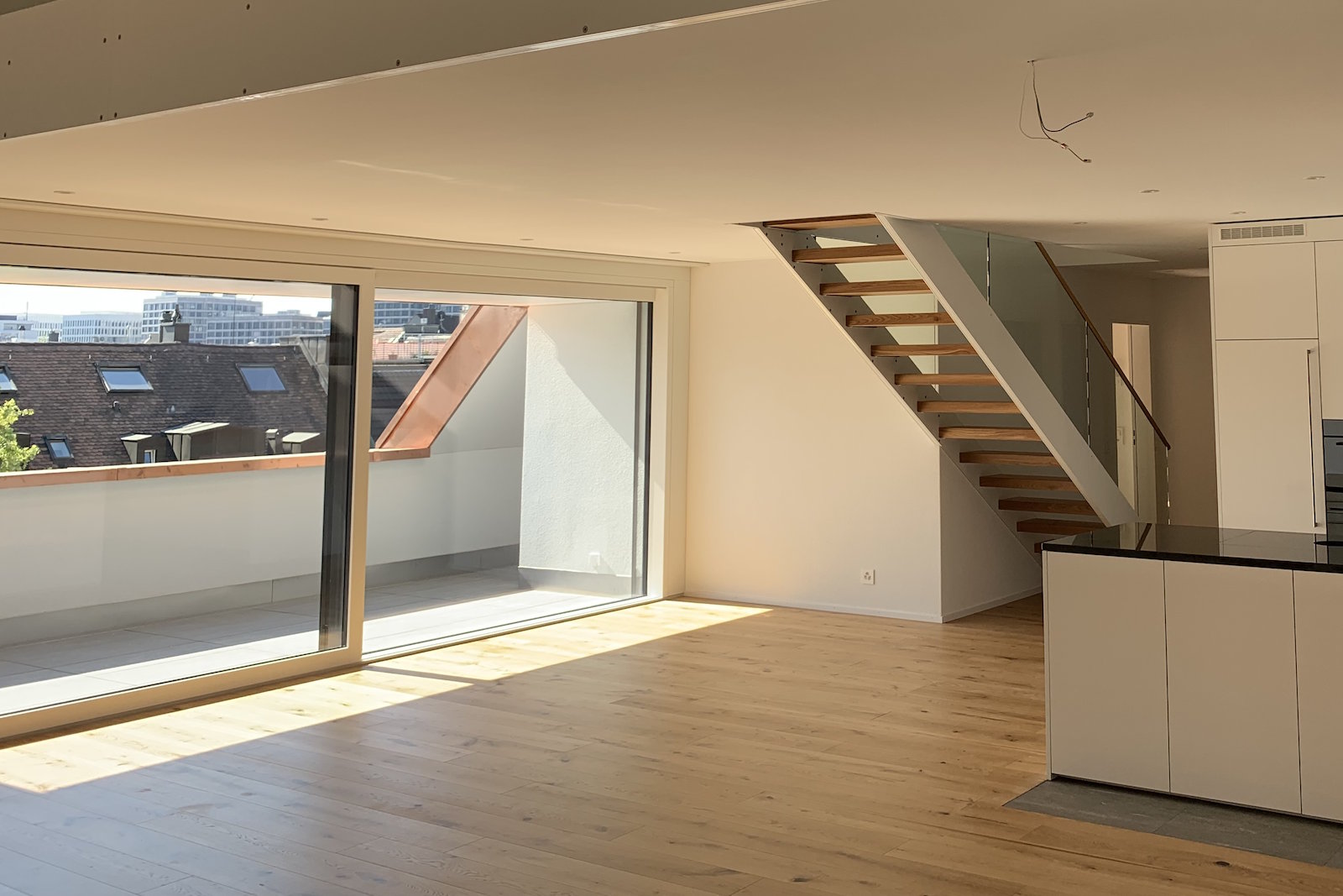Treppen und Boden aus Holz in schöner Wohnung
