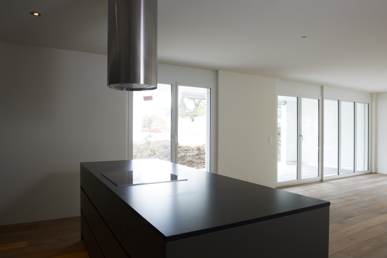 Kochinsel mit Dunstabzug in grossem Wohnraum