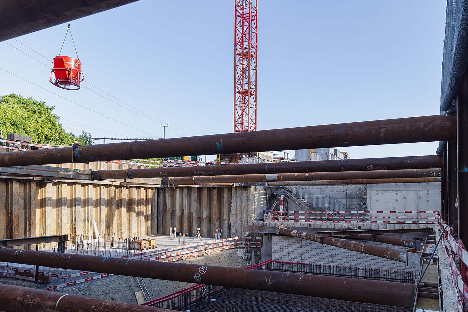 Baustelle Dielsdorf, Baugrube mit Spanten