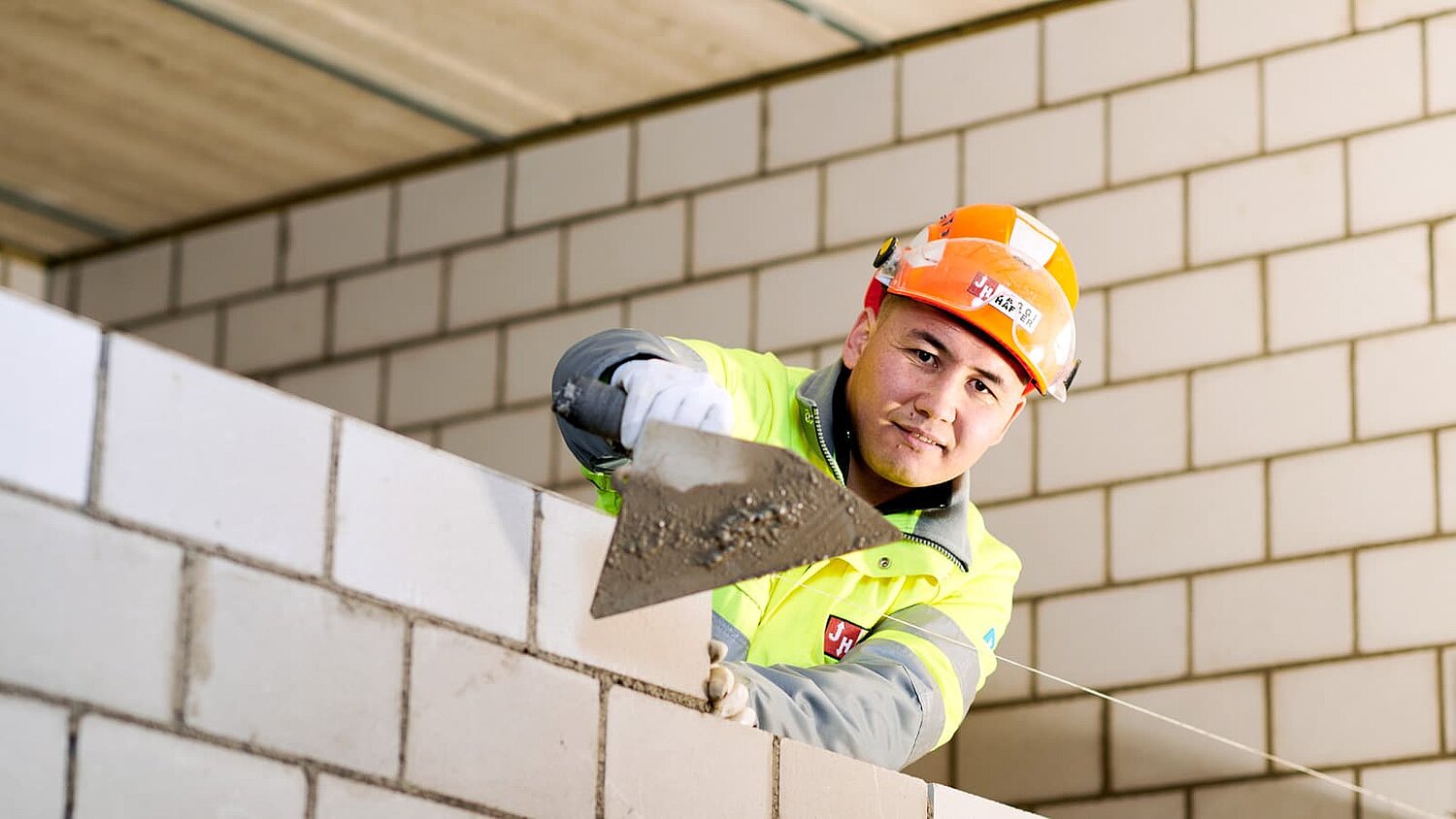 Lernender bei Jäggi+Hafter bei Maurerarbeiten
